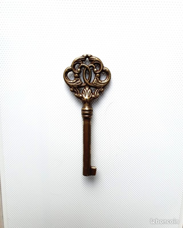 Clé de meuble en laiton (image 1)