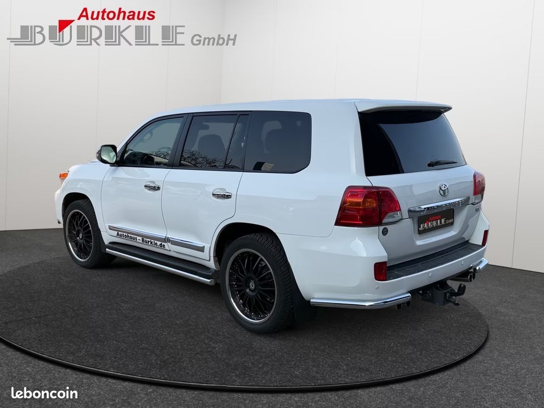 Toyota Land Cruiser VDJ 200 4.5D-4D V8 272CH Executive - Suivi Toyota - 4X4 - Régulateur - BVA - Toit Ouvrant - Attelage - Echappement Sport - Sièges Chauffant / Ventilés - 135000KM (image 4)