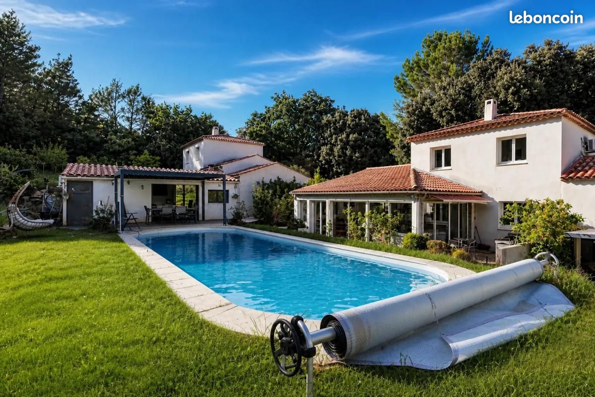Maison 9 pièces 190 m² · à Cuges-les-Pins · 190 m² · 849 000 €