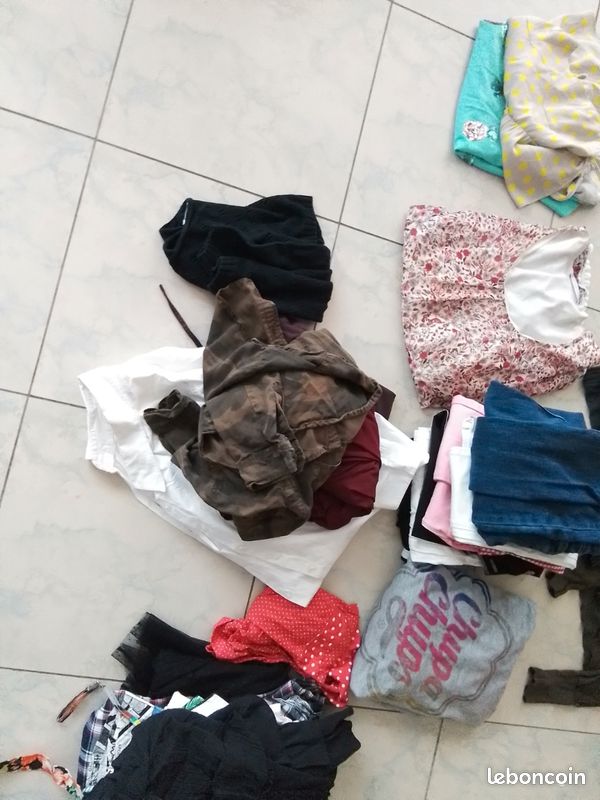 Lot d'habits de 26 pieces Taille S (image 4)