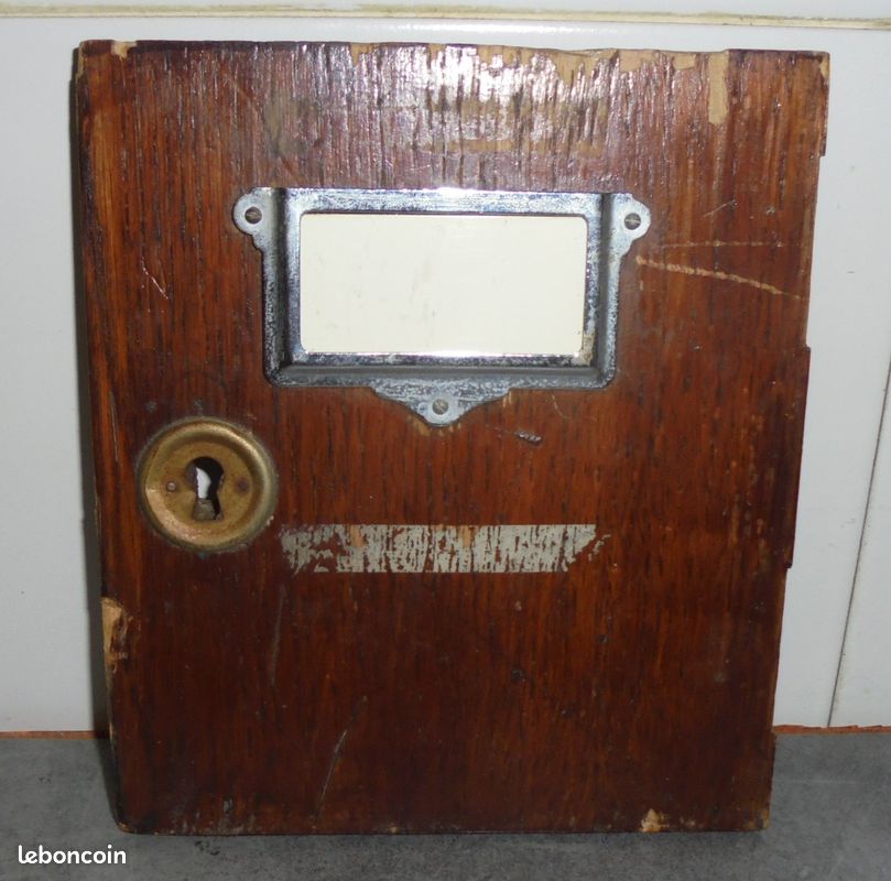 ANCIENNE BELLE BOÎTE en bois avec sa poignée en Métal. ( 17,5 x 12 x 13
