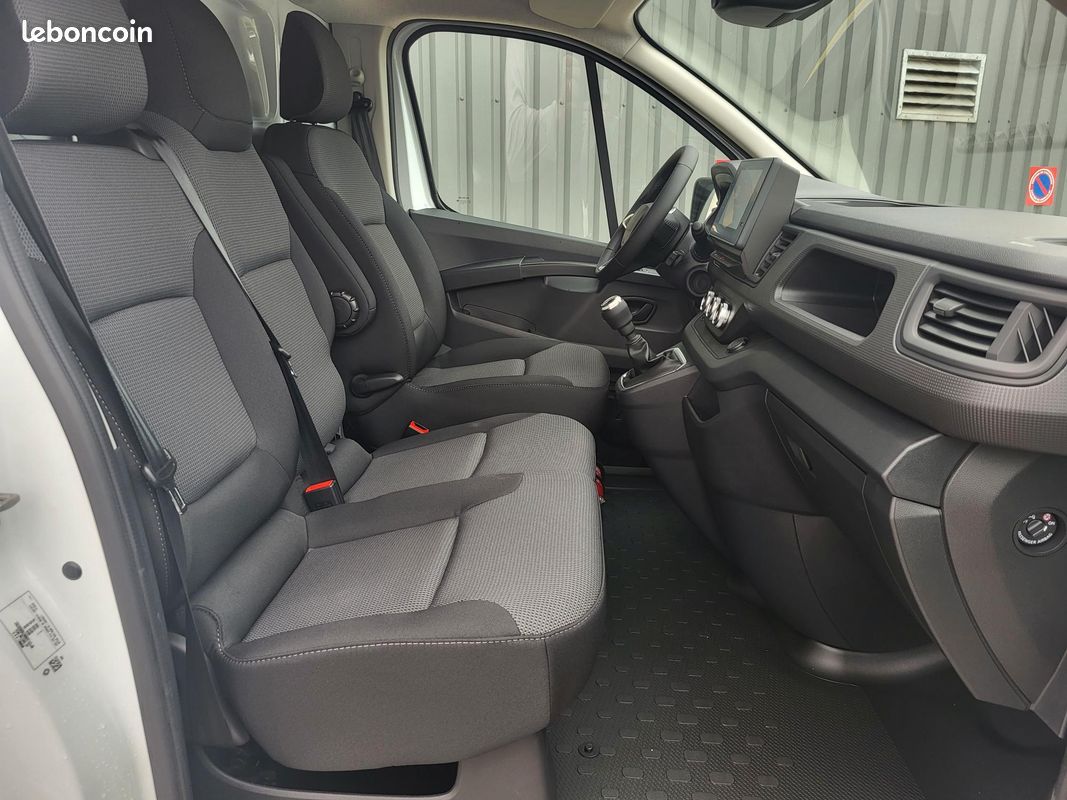 RENAULT TRAFIC VAN ( FOURGON ) L2H1 ADVANCE 3T 2.0Blue DCI 150 BVM6 03 PLACES NEUF avec CAMÉRA DE RECUL + CLIM AUTO + NAVIGATION + CARTE ACCES MAINS LIBRES + ANTIBROUILLARDS ( Prix de Vente 27 990 HT) (image 3)