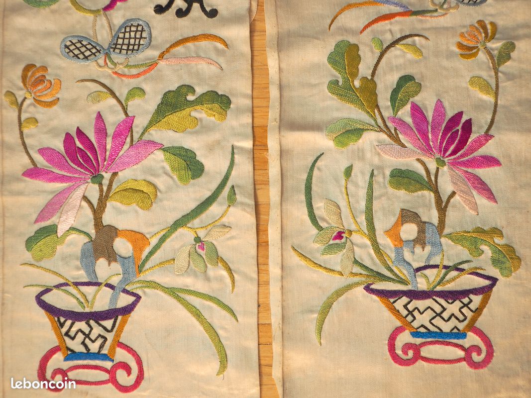 Lot de Robe chinoise en soie, lin brodé et fils d'or, à décor en