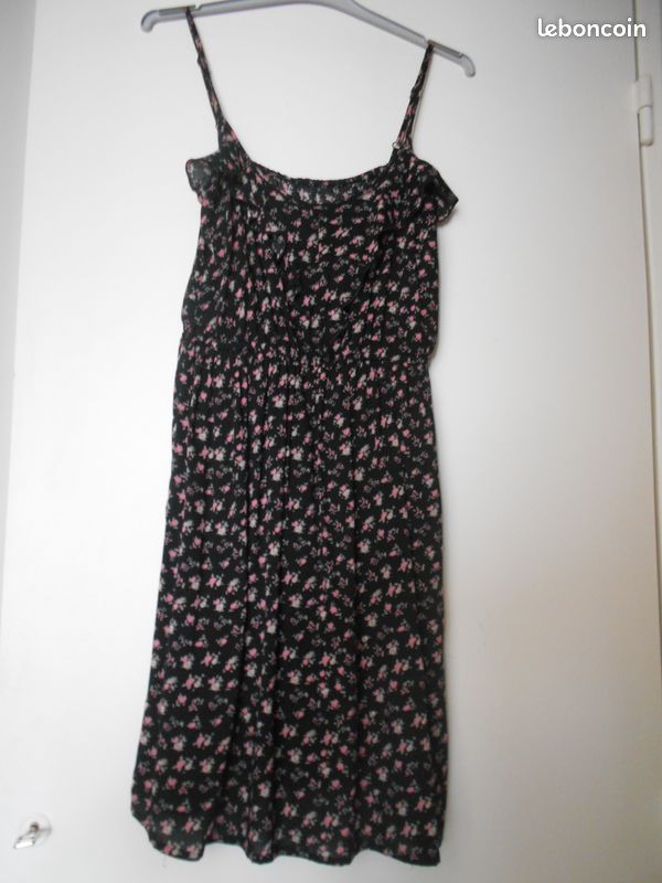 Robe noire petites fleurs avec fines bretelles marque pimkie
