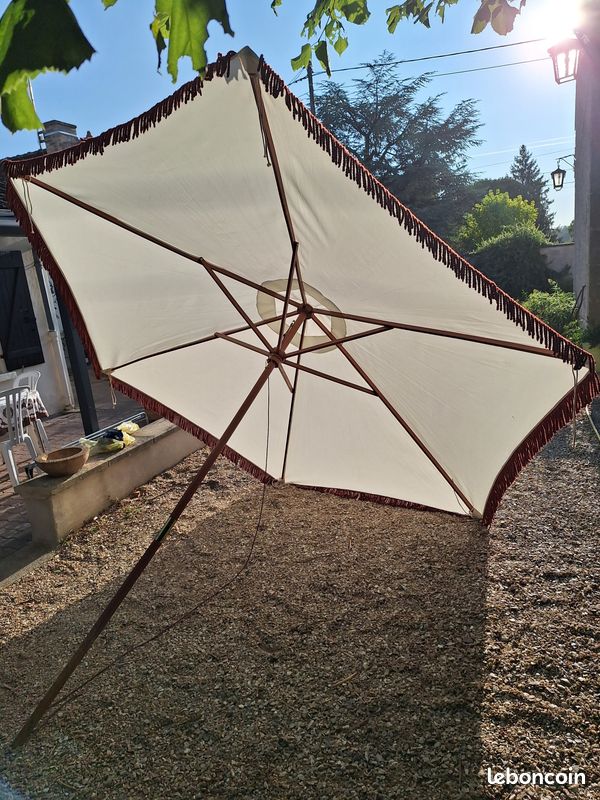Grand parasol vintage en toile et bois en bon état (image 4)