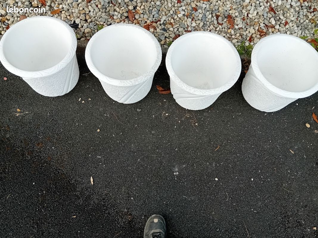 4 grands pots en pierre reconstituée .Hauteur 35 cm. Diamètre 35 cm (image 2)
