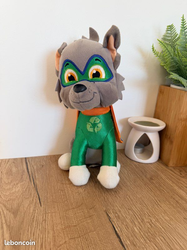 Peluche Pat Patrouille : Rocky l'expert en recyclage • La Boutique Pat Patrouille