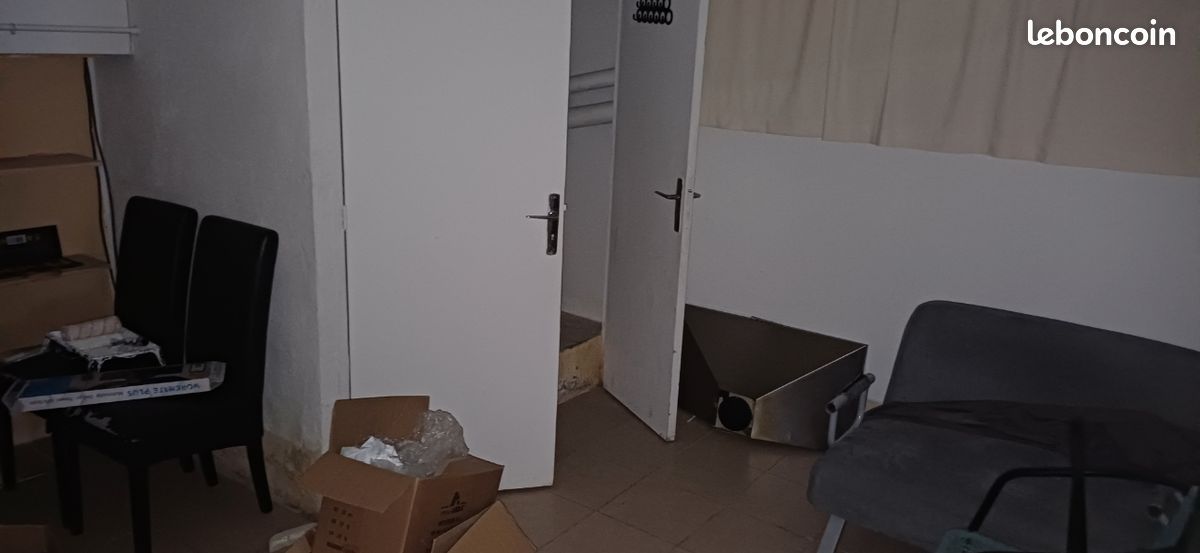 Local 45m2 avec douche et wc (image 1)