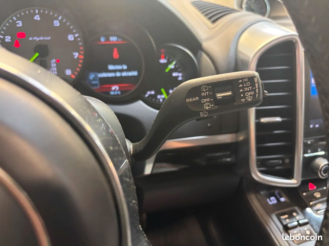 PORSCHE CAYENNE 3.0 V6 416 ch S Platinium Edition E-Hybrid Tiptronic / 1ere Main / PDLS+ / Toit Ouvrant / Camera (image 28)