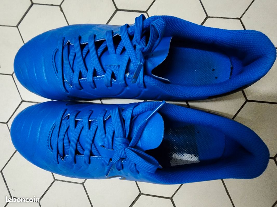 Nike Jr Legend 10 Club FG/MG Chaussures de foot Garçon
Nike Jr Legend 10 Club FG/MG Chaussures de footballGarçon (image 5)