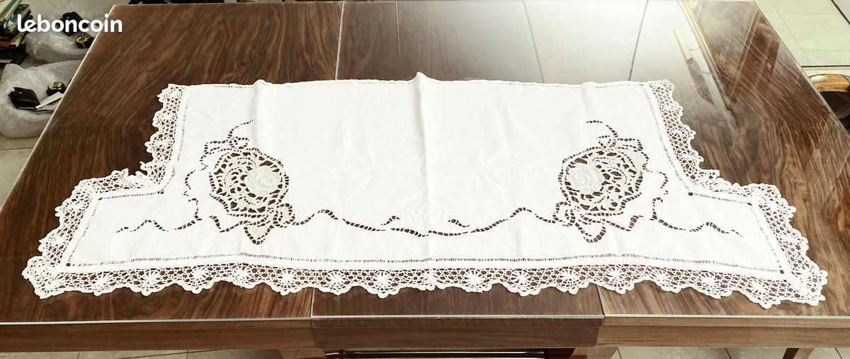 Dentelle ancienne : Dessus de meuble ou de cheminée (image 1)