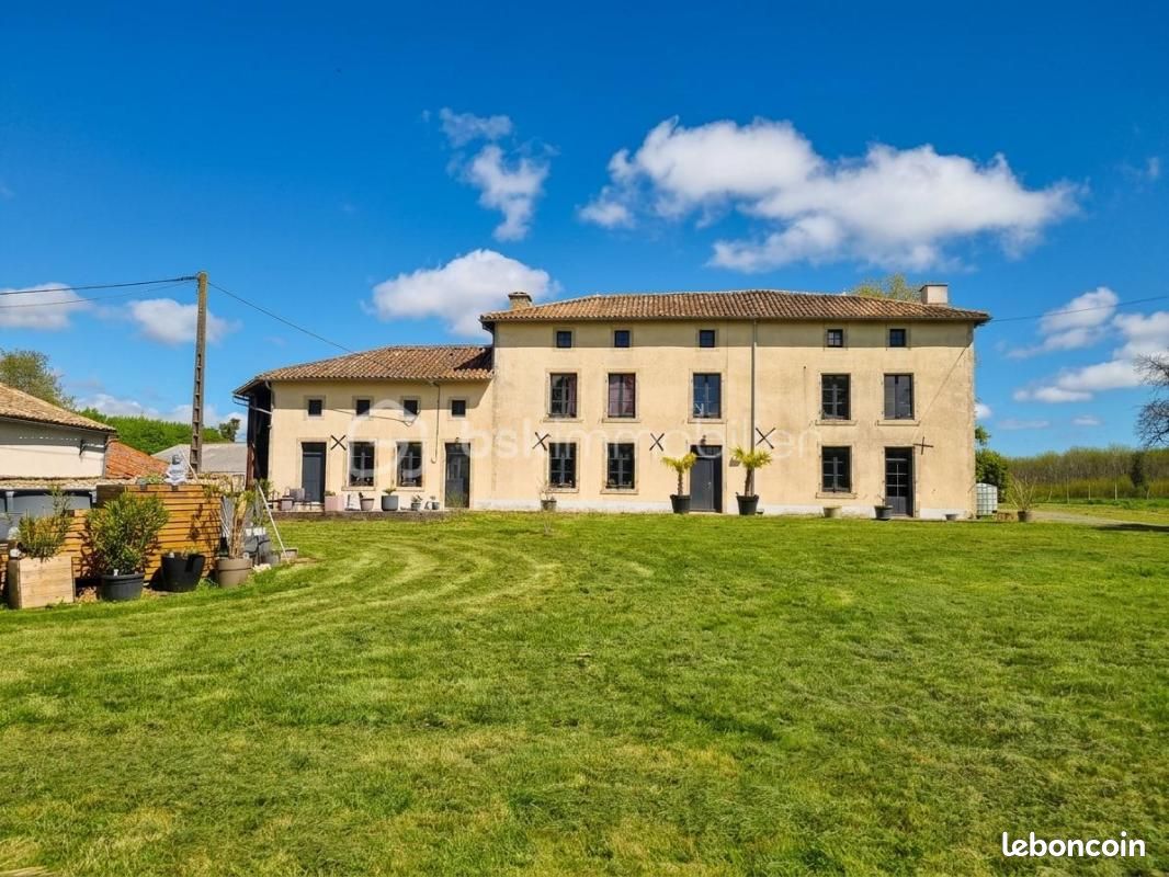 Maison 9 pièces 258 m² · à Fontivillié · 258 m² · 243 000 €