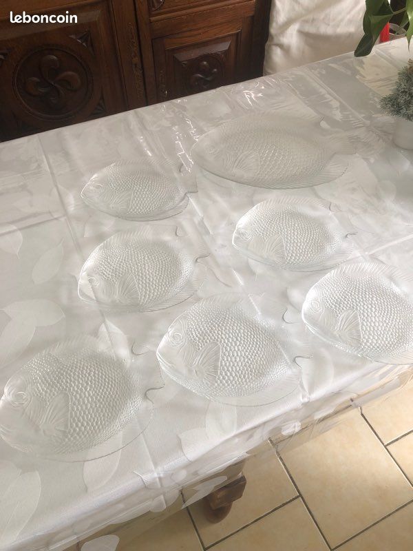 6 petites assiettes poissons + une grande (image 1)