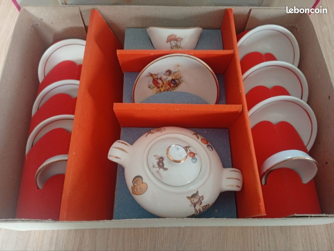DINETTE DE PORCELAINE ancienne dans son coffret deuxième moitié X1Xme ou XXme