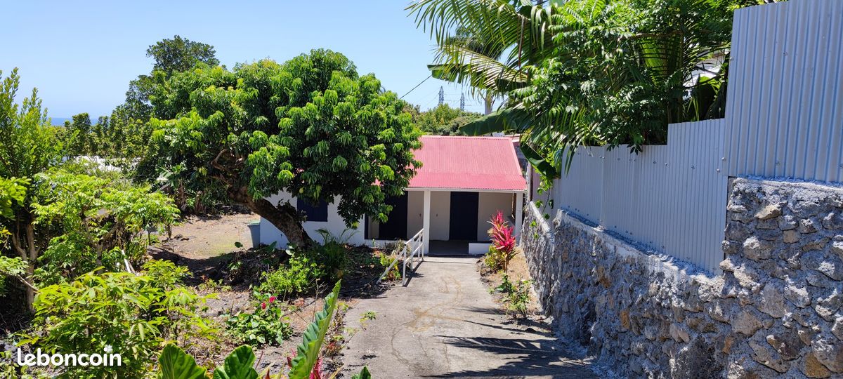 Terrain et petit maison · à Sainte-Rose · 80 000 €