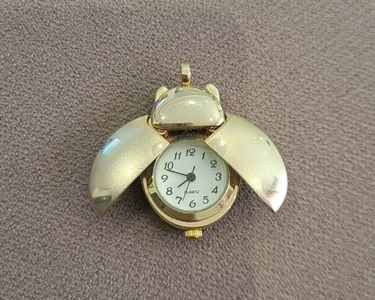 Montre Suisse Porte-clé Coccinelle Dorée | Cadran Doré Sans Chiffres | Style Luxe, Thème Amour | Neuf Sans étiquette
