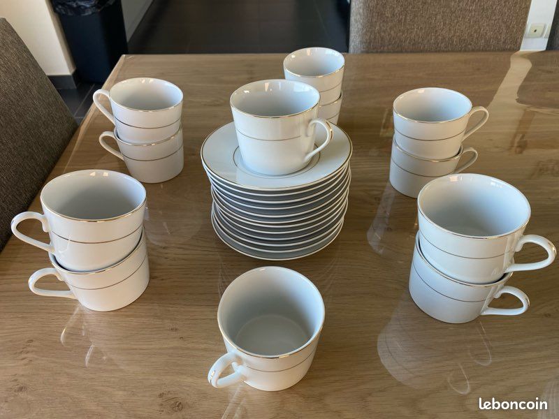 Lot de 12 tasses et sous-tasses blanches et dorées (image 1)