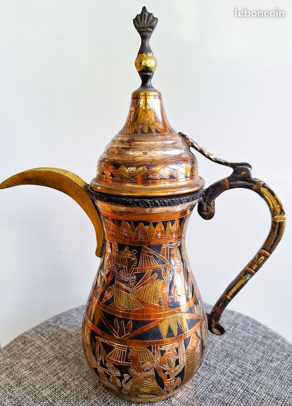 Théière ou cafetière orientale en cuivre