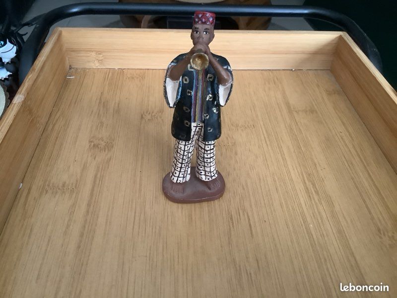 Figurine vintage en résine d’un trompettiste africain (image 1)