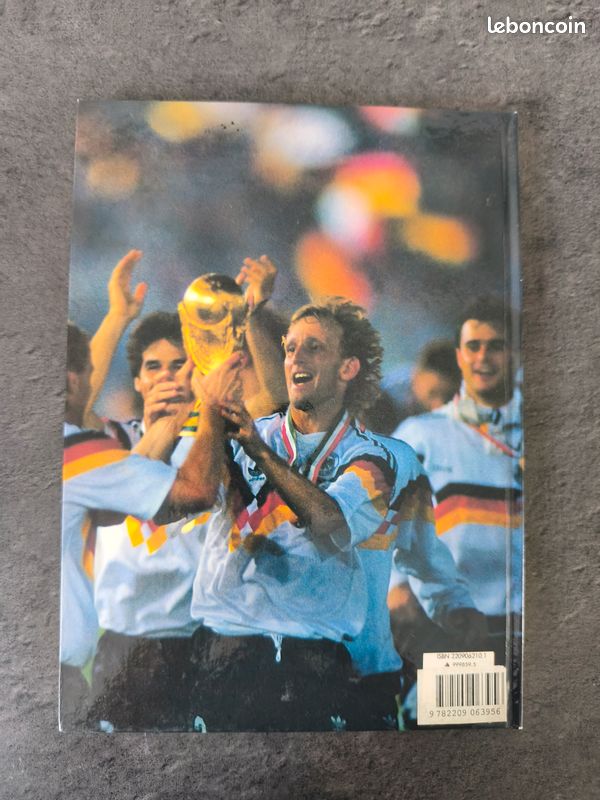 Livres COUPES DU MONDE DE FOOTBALL 1990, 1994, 1998 chaque livre à 8 euros (image 3)
