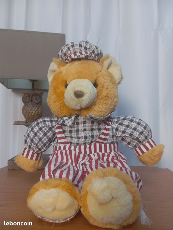 Peluche ours marron salopette rouge bonnet et tshirt bleu (image 1)