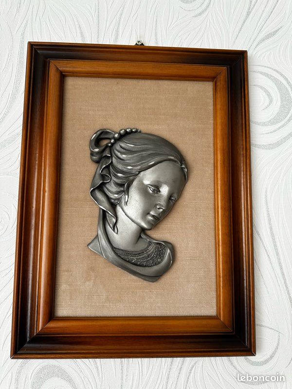 Tableau / Figurine Demoiselle En étain – Prince – Sur Velours Beige