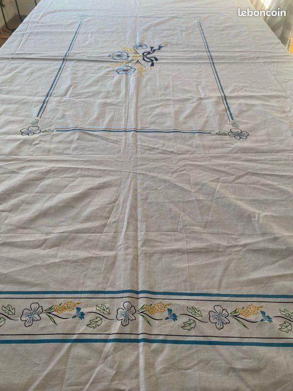 Nappe vintage avec broderie 100% coton blanche et bleue (image 1)