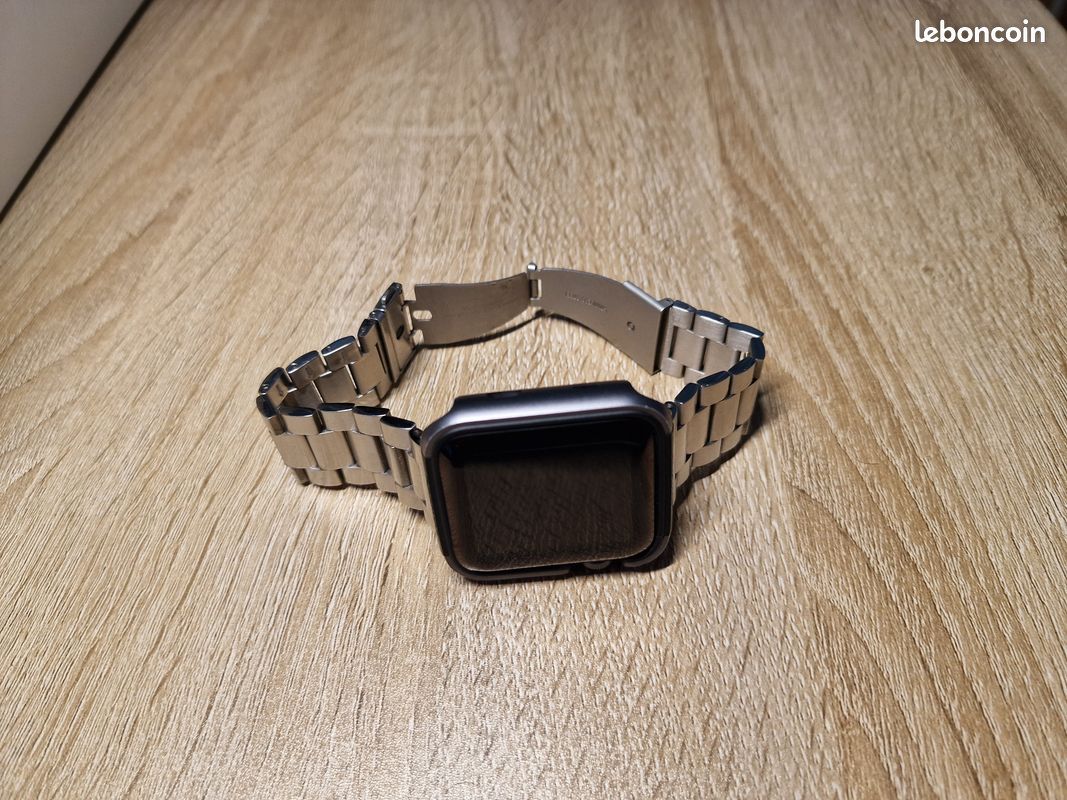 Apple Watch Series 3 (42mm, Gris Sidéral, GPS) - Excellent état + Accessoires (image 2)