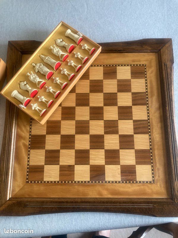 Jeu d'échec ancien métal sur tablette bois - Catawiki