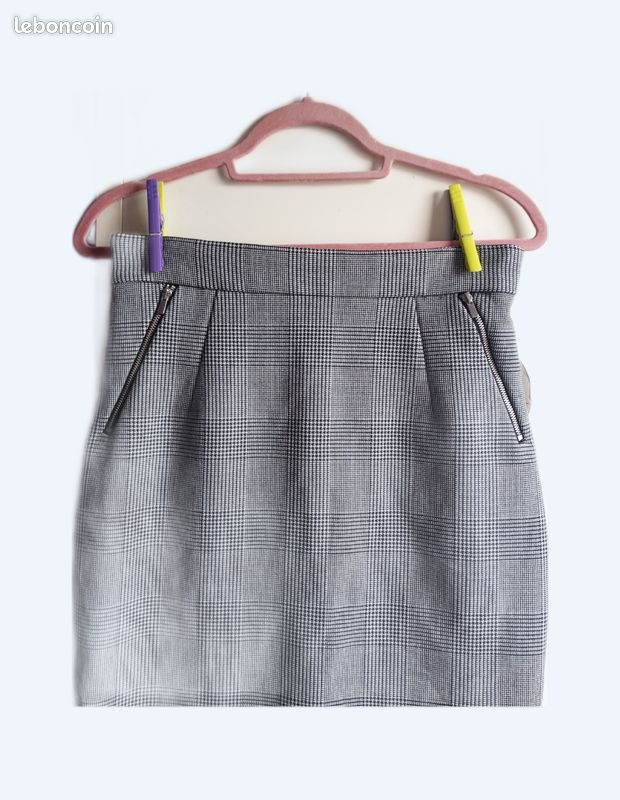 🩶 Mini jupe à carreaux à couleurs 🖤🤍 Taille 40 de la marque h&m (image 1)