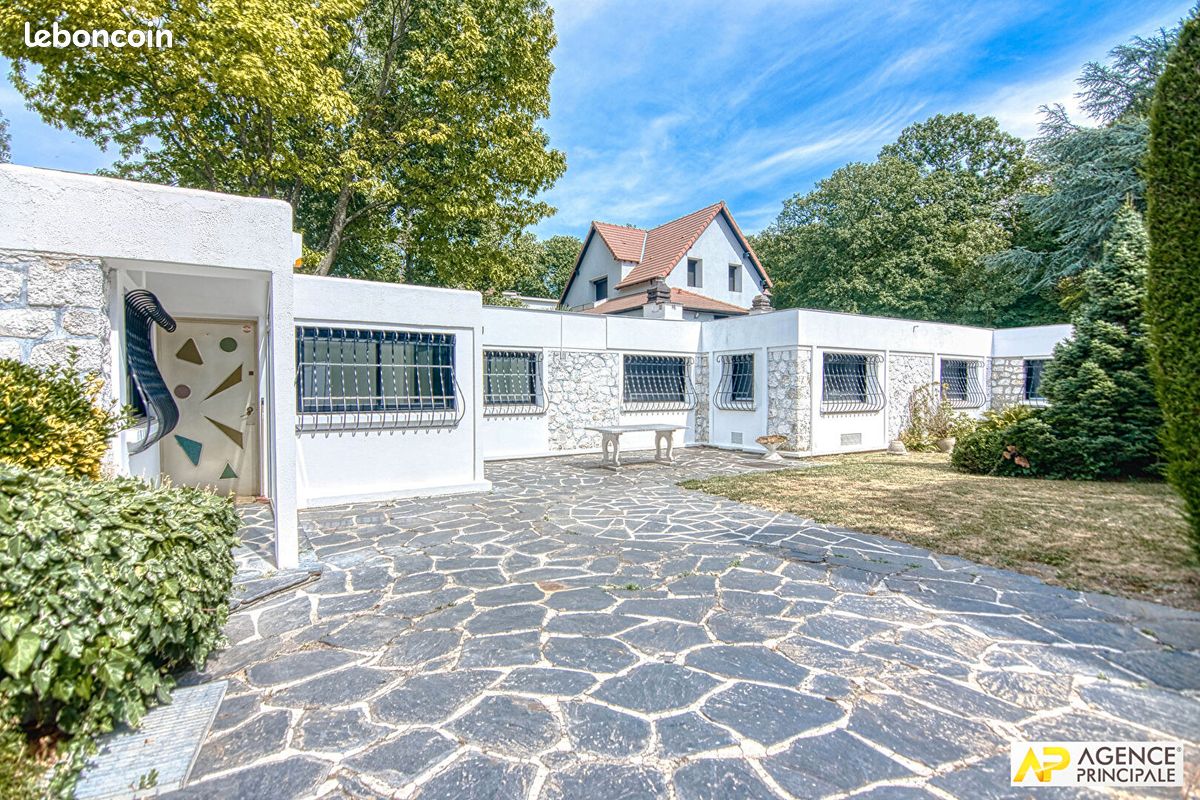 Maison 5 pièces 191 m² · à La Celle-Saint-Cloud · 191 m² · 4 650 €/mois
