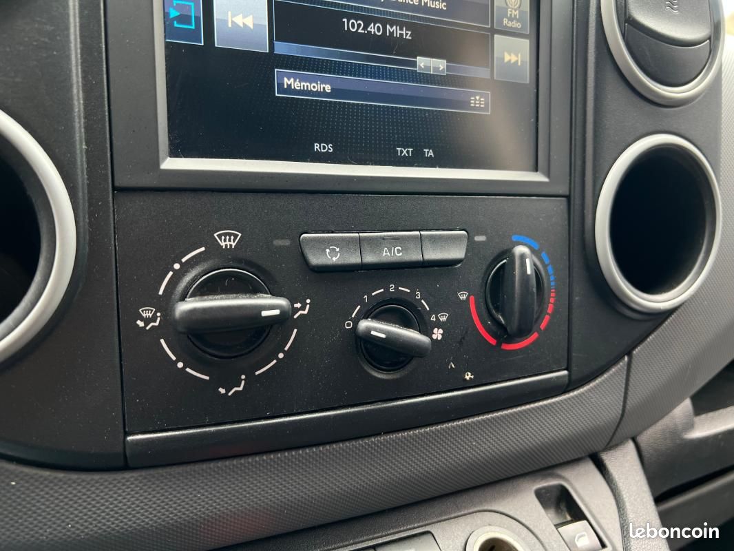 Peugeot Partner FOURGON STANDARD 1.6 BLUEHDI 75 BVM5 PRO / CLIM ECRAN BLUETOOTH ATTELAGE ... (image 15)