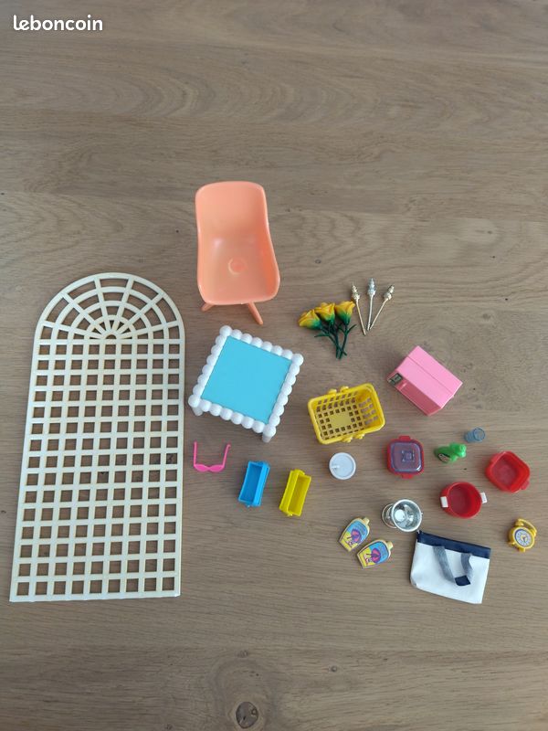 Lot de 25 accessoires et meubles pour poupées comme Barbie, Steffi etc... Années 90's (image 1)