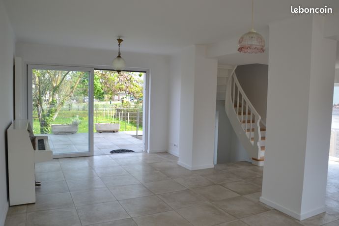 Vends maison avec beau jardin