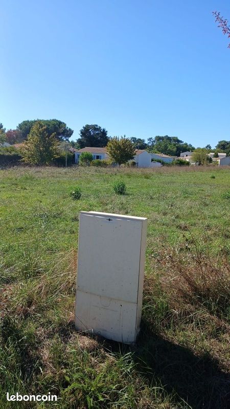 Terrain à bâtir de 601 m² à LES MATHES (17) · 150 000 €