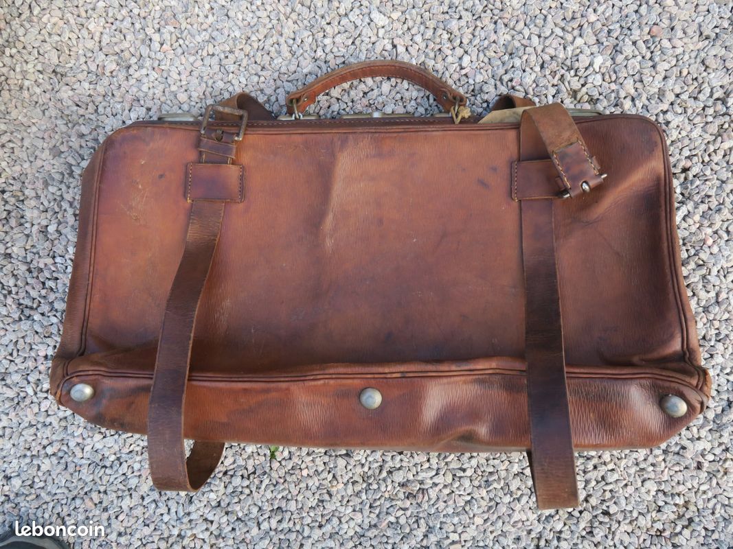 Vieux Sac En Cuir Un Charmant Sac Pour Homme Au Cuir Vieilli