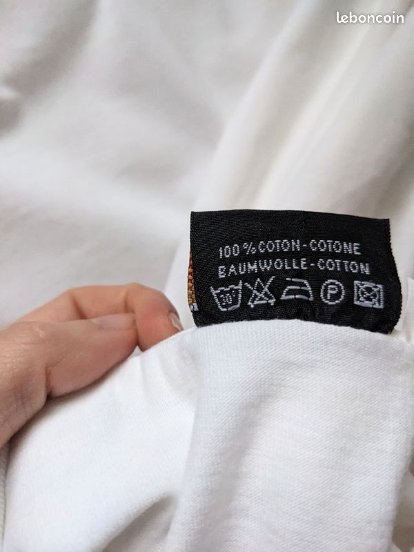 Tee-shirt blanc en coton pur à gros col
Neuf dans son emballage d'origine
Taille XL vls
Mesures à (image 3)