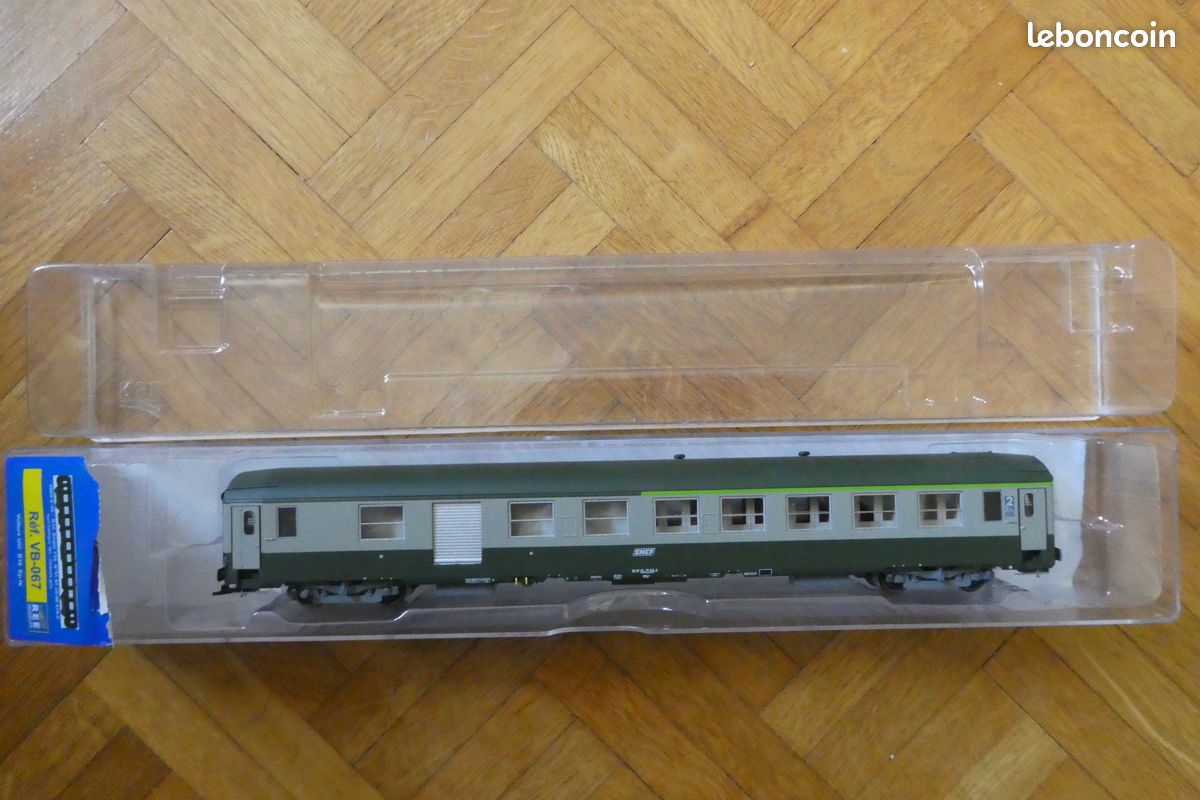 Voiture voyageurs à bogies UIC type B9, 2ème classe, logo jaune
