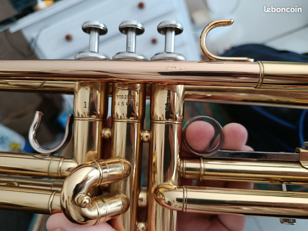 Trompette YTR Yamaha-2335 + Housse + 3 Sourdines + Micro de Pavillon + huile, chiffon et graisse TRES BON ETAT Embouchure Bach (image 2)