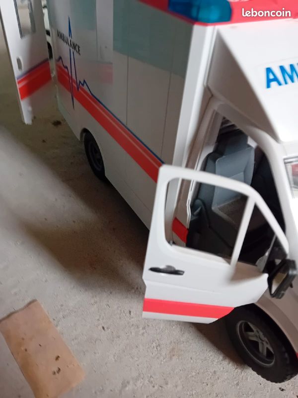 Ambulance (image 7)