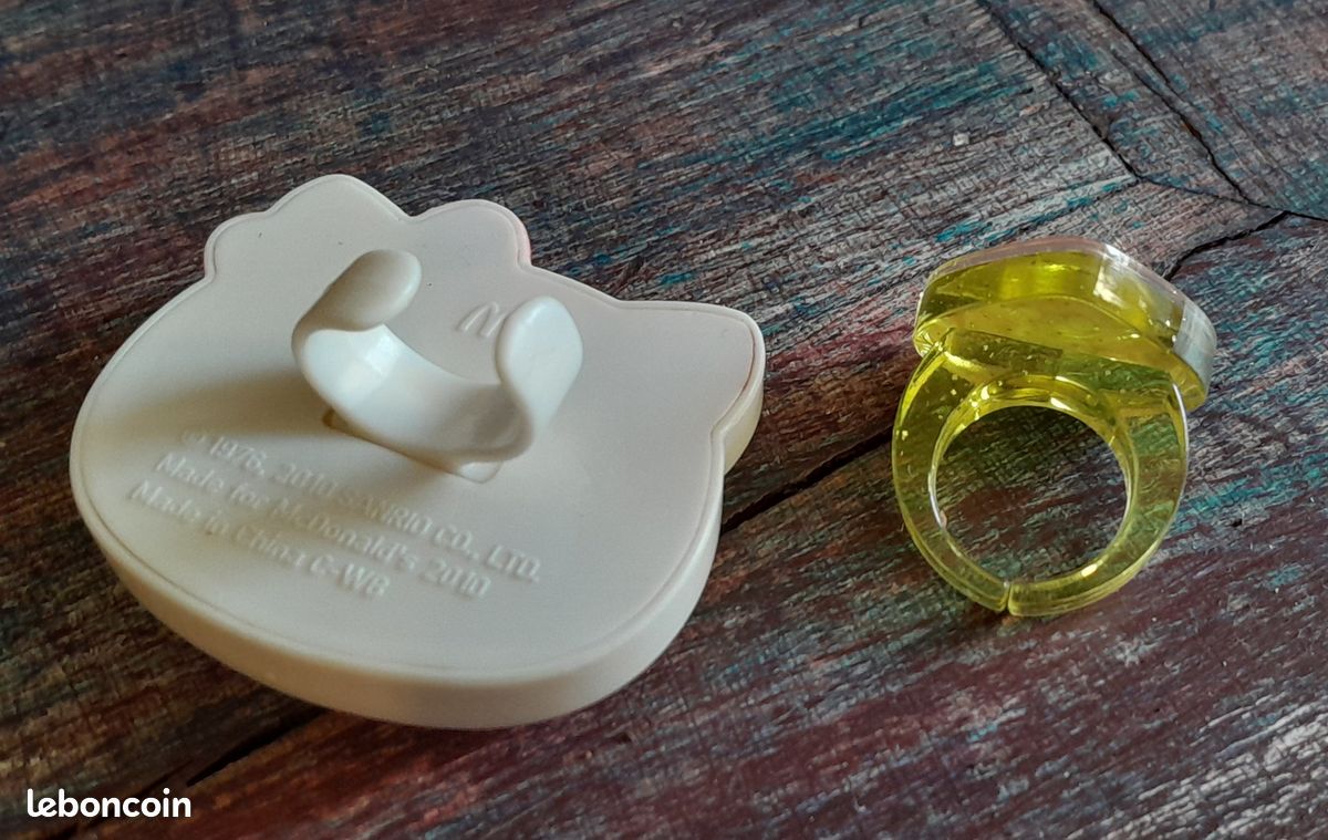 Bague Hello Kitty En Plastique Transparent – Occasion