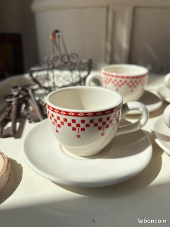 Tasse A Dejeuner Tasse à Café En Faïence Damier Rouge - Marque Le Comptoir De Famille, Vintage 2001, Bon état Coffret Sam