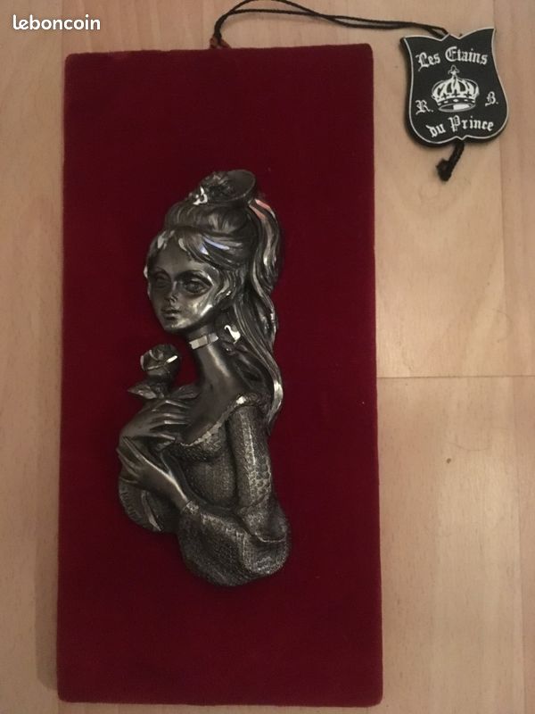 Figurine Jeune Fille En étain D'art Sur Velours Rouge - Dart - France