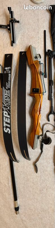Arc de Compétition en bois pour Gaucher - STEP ONE EXE SHORT avec viseur, barre de stabilisation et quelques flèches (image 1)