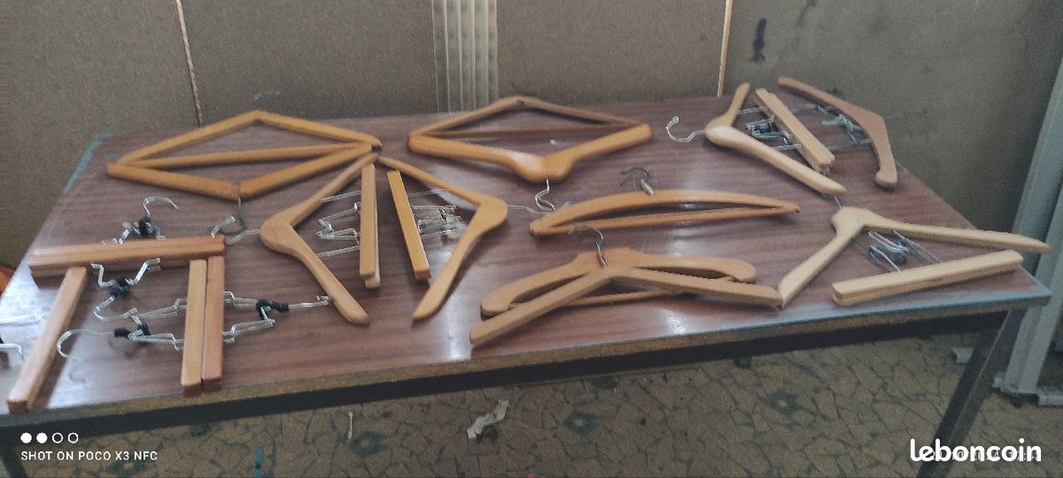 Cintres en bois (image 1)