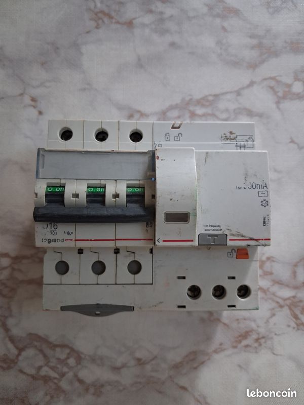 Disjoncteur différenciel Legrand D16 (image 1)