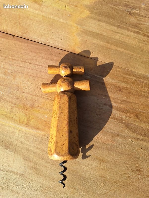 Tire-bouchon en bois (image 1)
