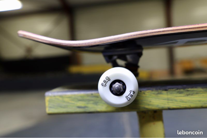 Skateboarding (image 1)