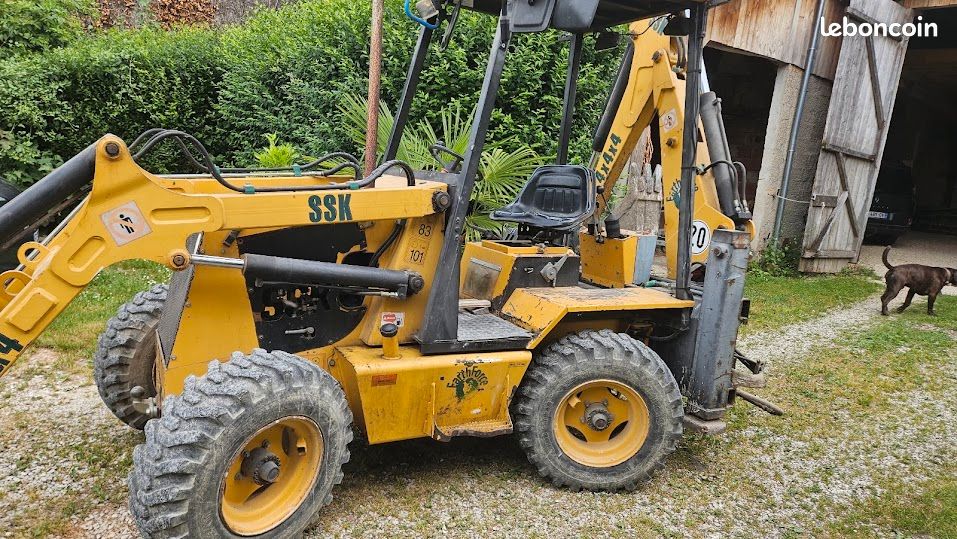 Mini-tractopelle compact 4X4 (image 1)