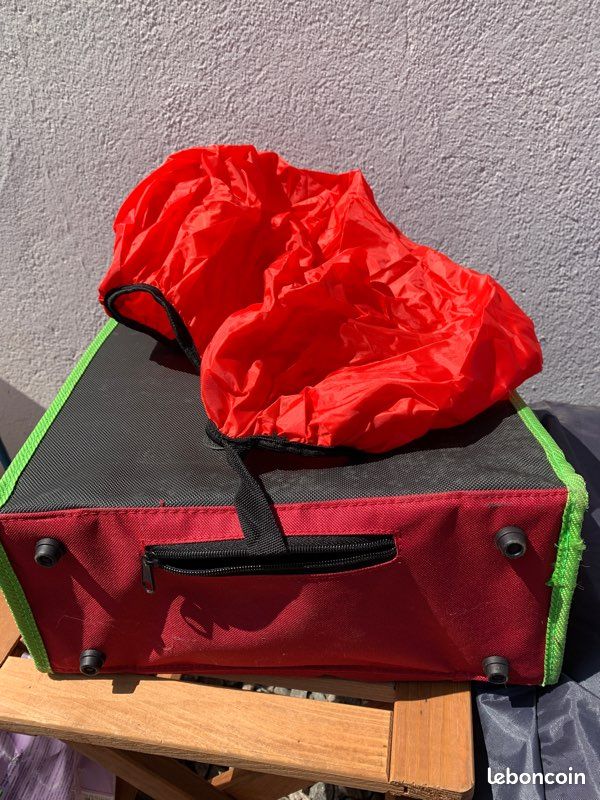 Sac, sacoche de vélo accroché à son porte-bagages (image 4)